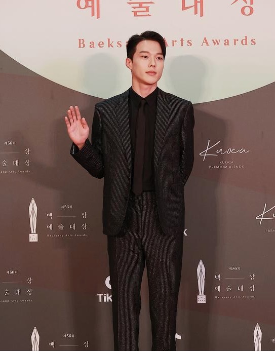 Thảm đỏ Baeksang Art Awards 2020: Bà cả Kim Hee Ae của Thế giới hôn nhân đụng độ chị đẹp Son Ye Jin-14